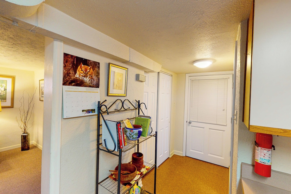 Elati Guesthouse: Walkable Home in Arts District