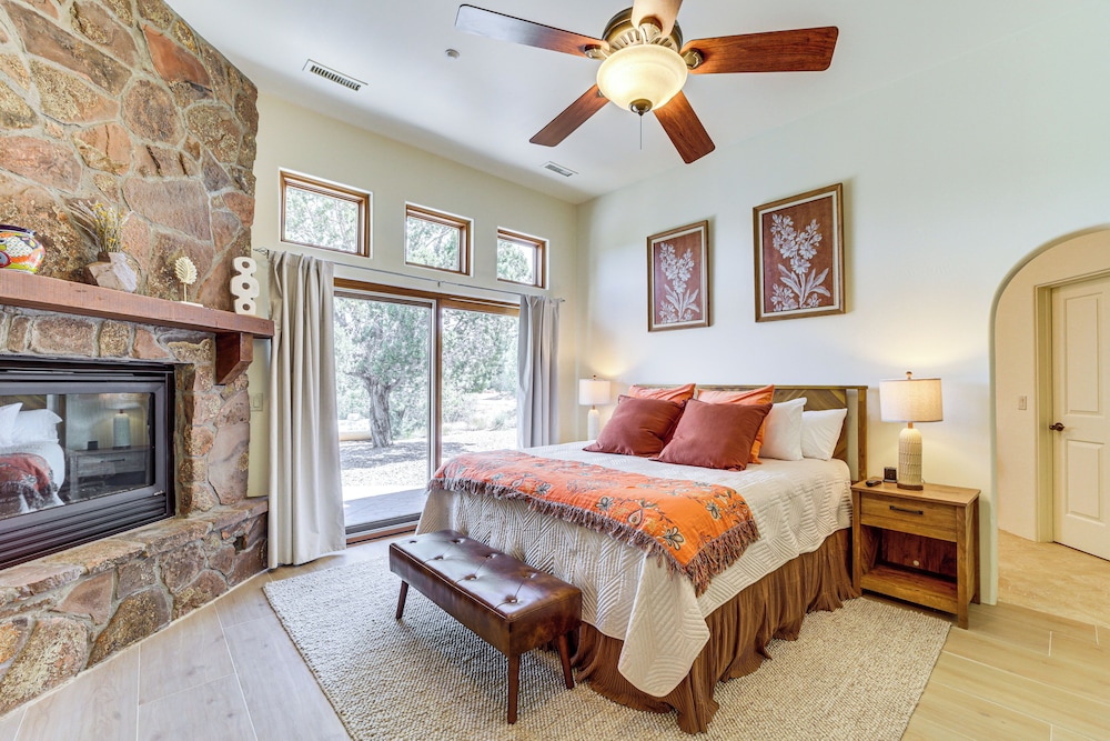 Hot Tub & Red Rock Views: Secluded Sedona Escape!