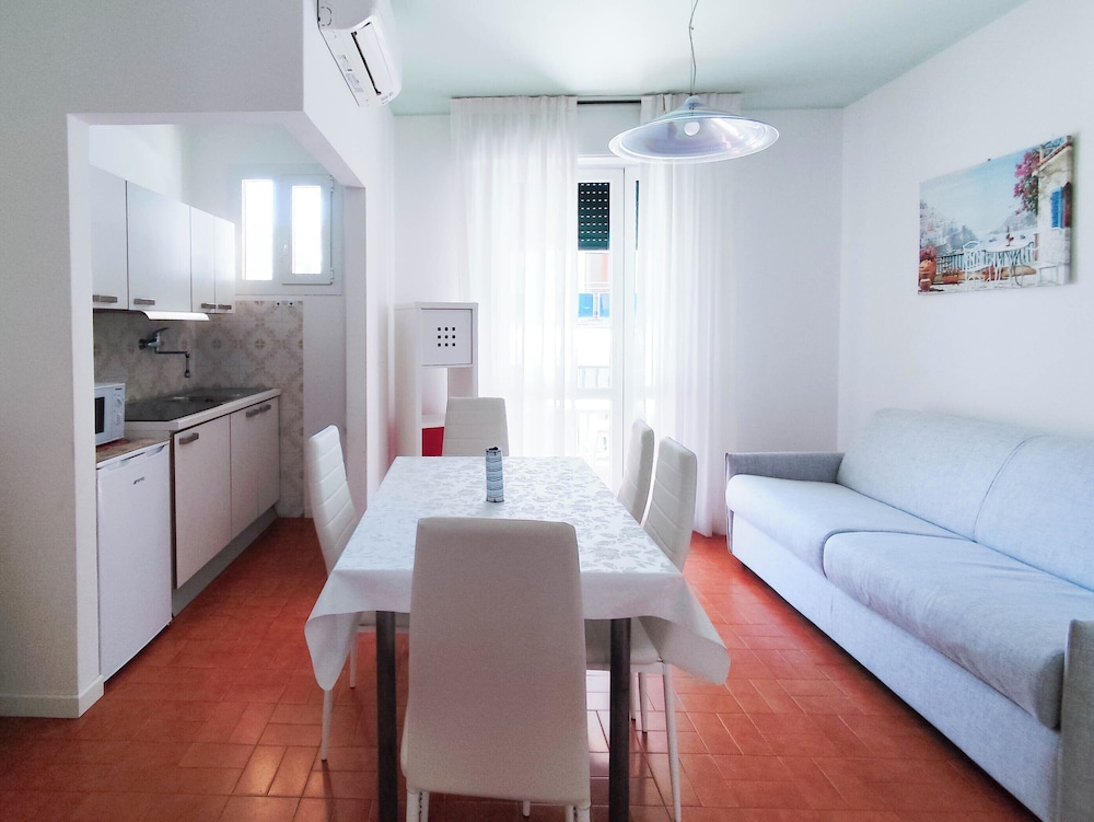 Comfy Apartment With Pool Access