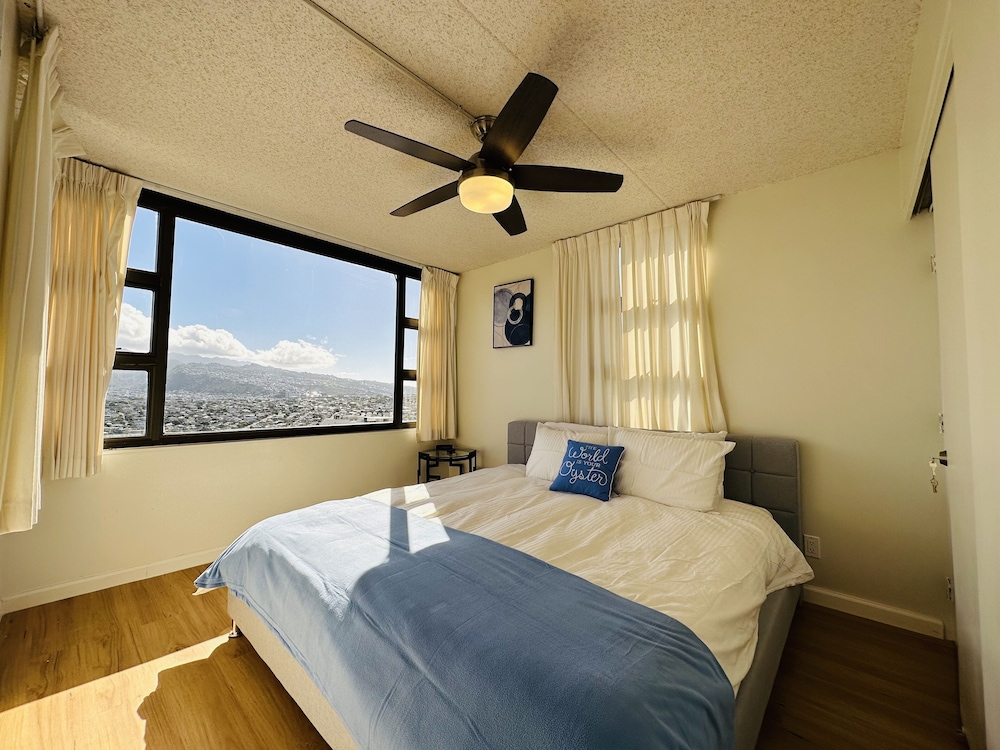Waikiki Banyan-Free Parking-Free WI-FI: hotel room photo