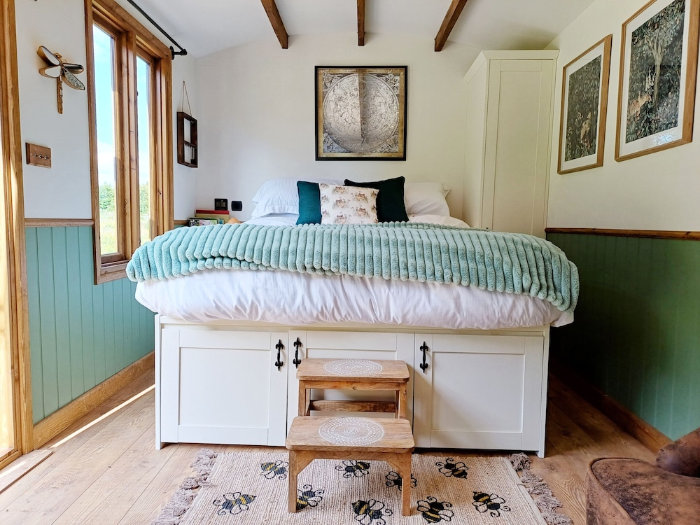 The Botanist - Luxury Cabin With Hot Tub Near York view 4