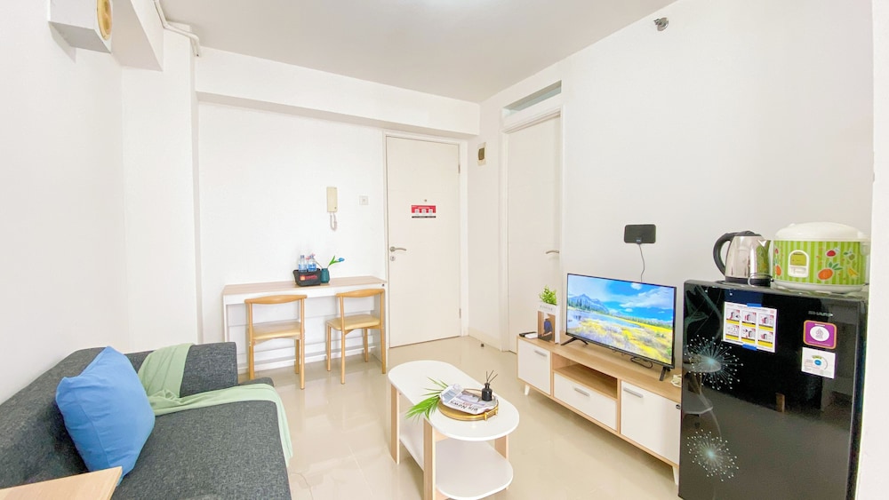 Relaxing And Homey 2Br At Bassura City Apartment