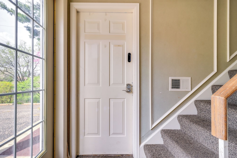 7 Mi to Downtown: Cozy West Toledo Apt w/ Yard