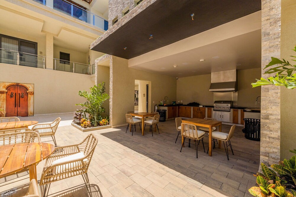 NEW Modern 2BR 2BA Condo w Gym Pool BBQ Parking