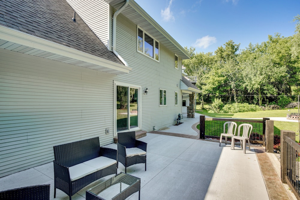 Spacious Family Villa w/ Decks in Chilton!