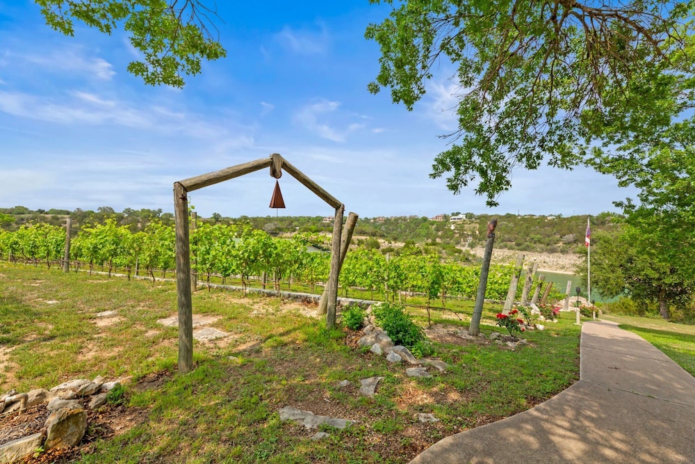 Chardonnay Haus - Unit C