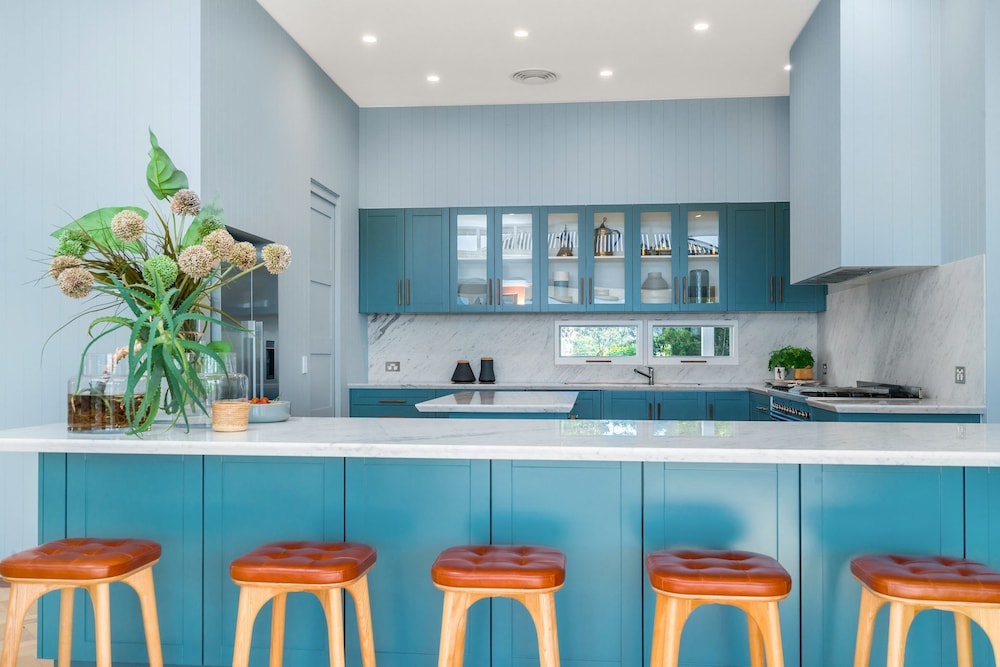 Your Luxury Escape - White Wood view 5