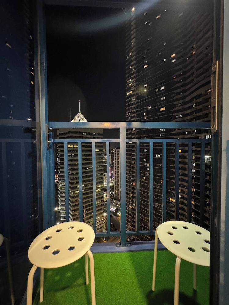 Entire Room in Makati Center With Fast Wifi