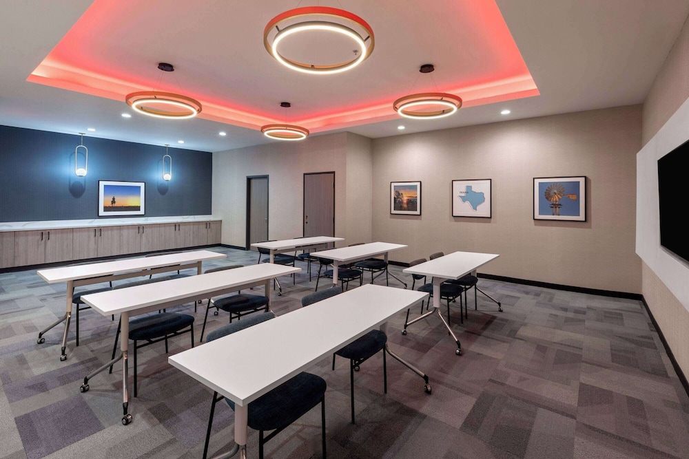 La Quinta Inn & Suites by Wyndham DeSoto