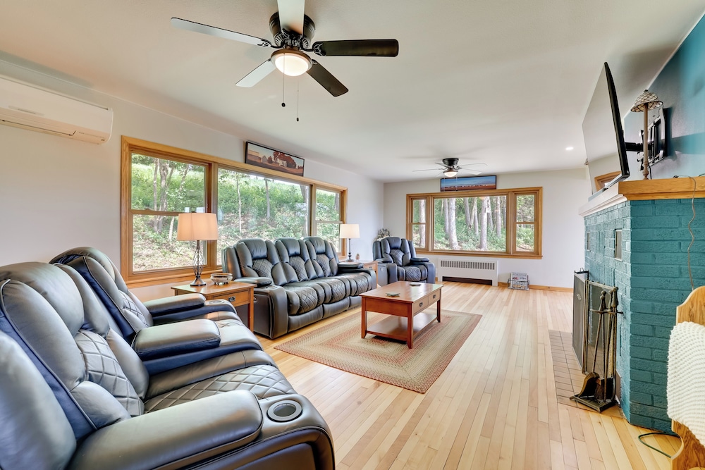 3 Mi to Lake Onalaska: Quaint Home w/ Prairie View