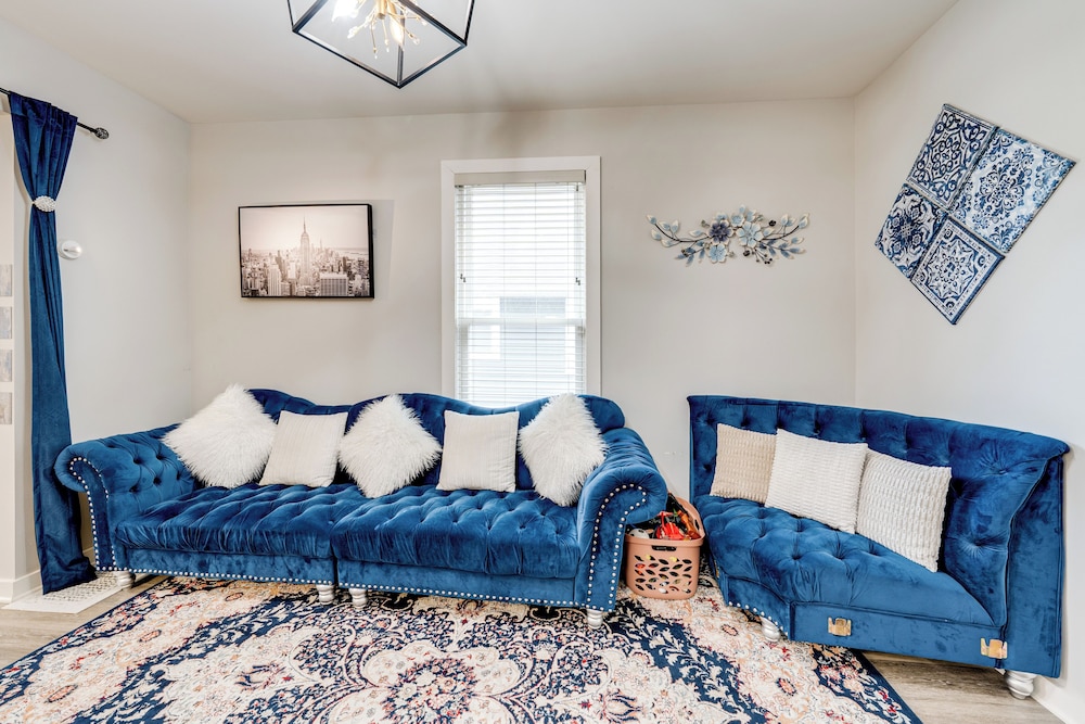 1 Mi to Dtwn Elgin: Dutch Colonial w/ Lovely Patio