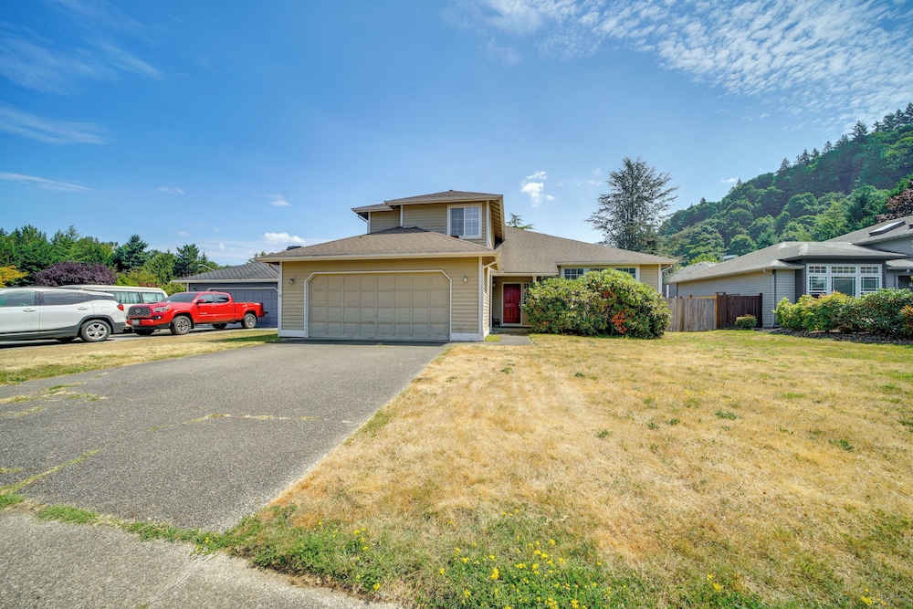 Walk to Hiking Trails: Renton Home w/ Fenced Yard!