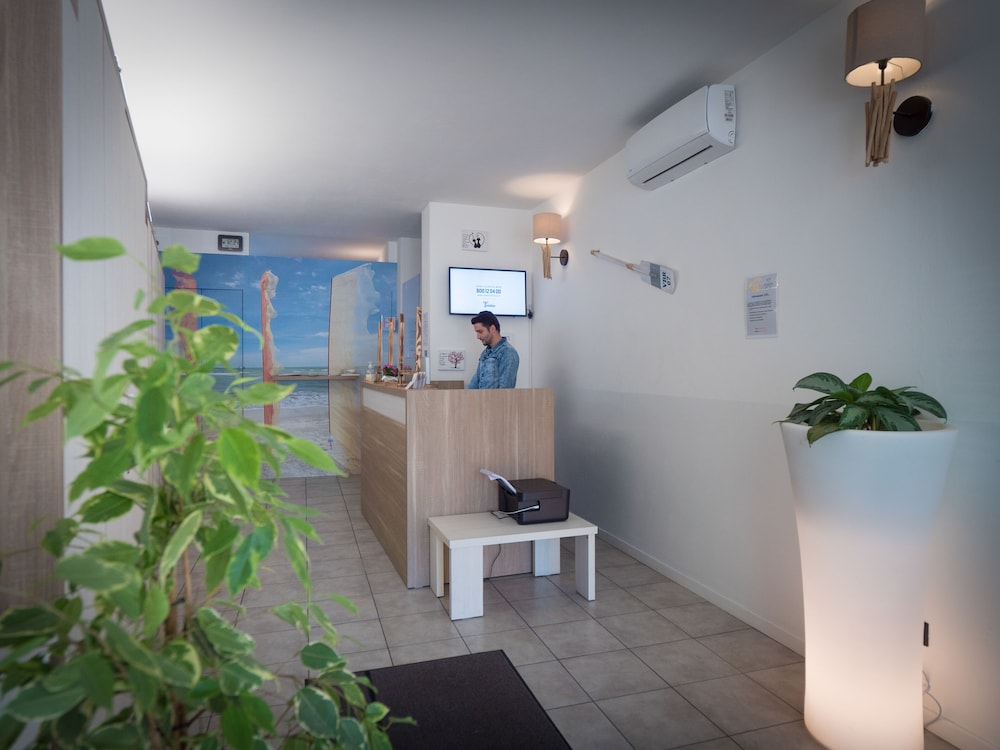 Lobby & Reception