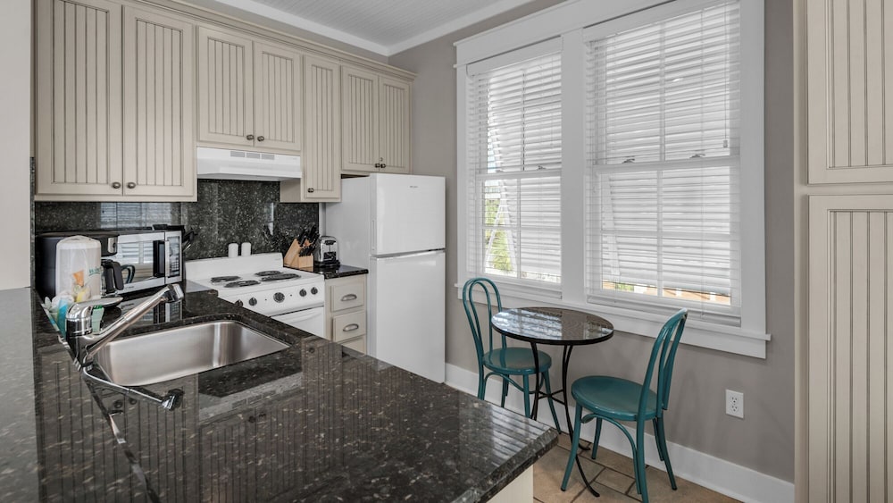 Private Splash Pool + Carriage House, 1 House to Beach w/ Beach Chair Setup! view 3