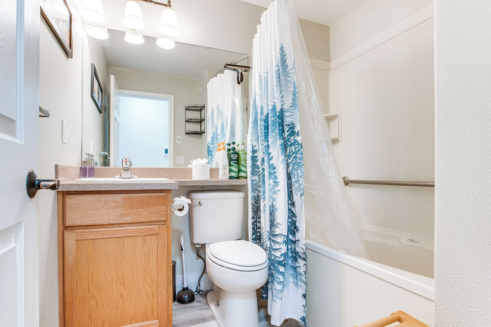 1 Mi to Stagecoach Chairlift: Stateline Condo