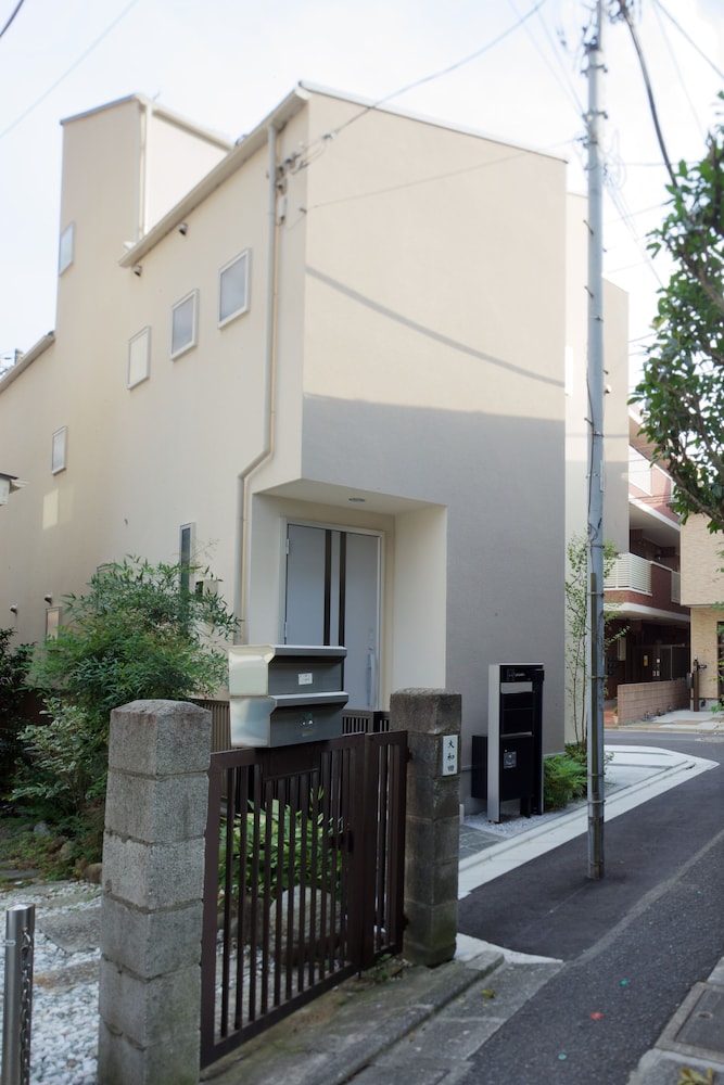 Nishi-Sugamo Guest House. 2min to Nishi-Sugamo Sta. 13min to Ikebukuro Sta.