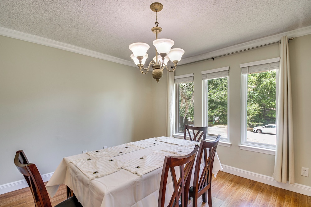 Shop, Dine & Visit Uwf: Pensacola Home w/ Yard!