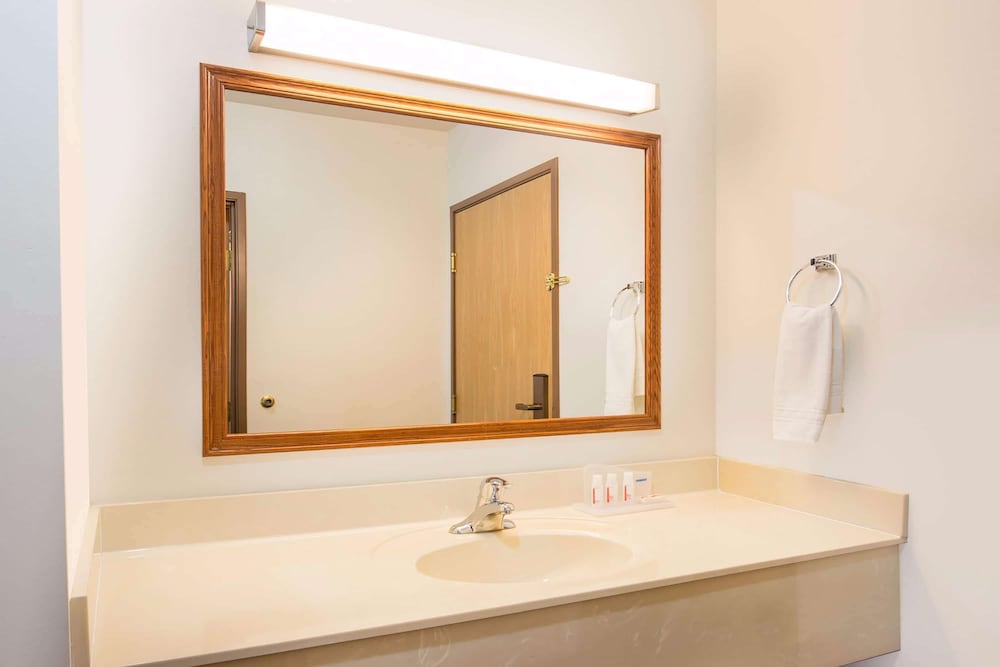 Super 8 by Wyndham Galva - Property Image 12