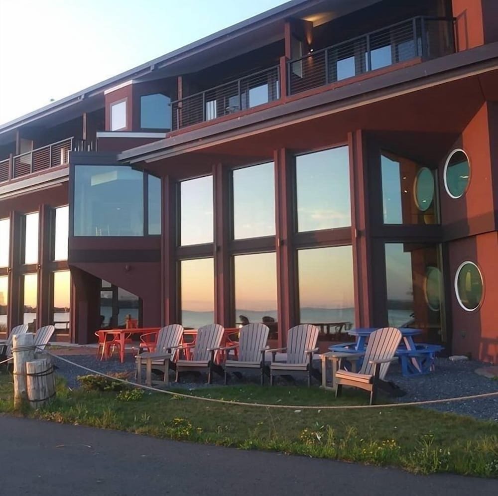 Blue Wave Inn