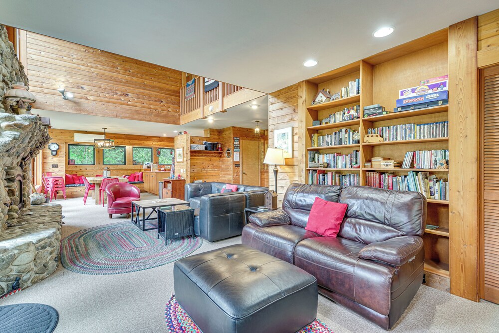 Riverfront Skykomish Cabin w/ Private Hot Tub!