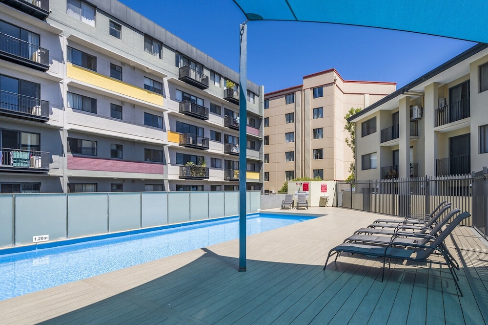 Central East Perth Flat With Pool & Gym Access