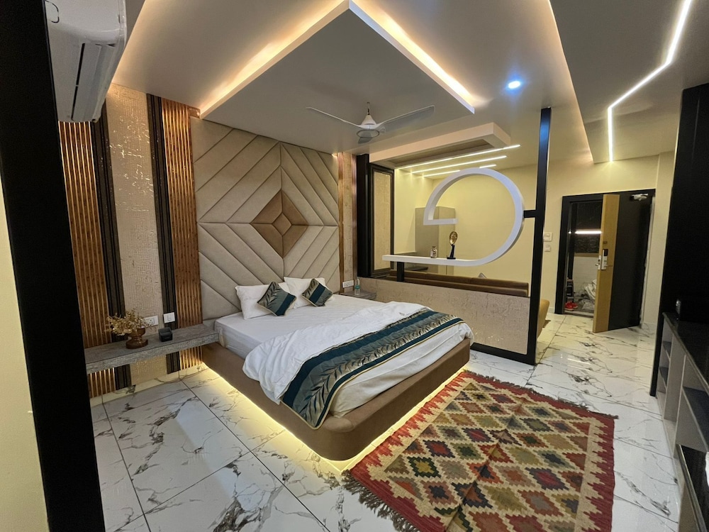 The Hotel Emerald