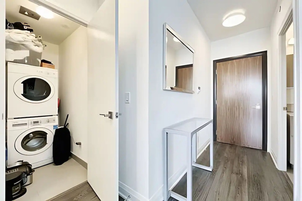 Lanterra Downtown Cn Tower - Image 5