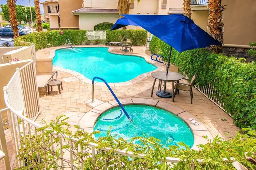 Designer 1 bed 5 min to Old Town Dogs Welcome