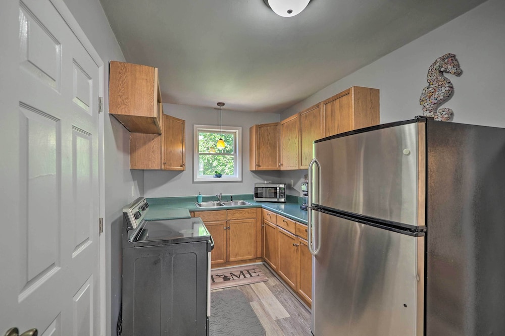 Cozy Manistee Getaway: Near Dtwn & Beach! view 4