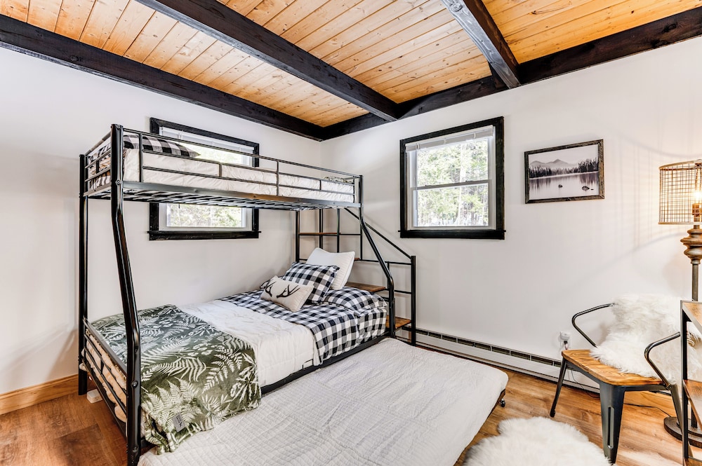 2 Mi to Conway: Cozy Cabin w/ Grill & Yard!