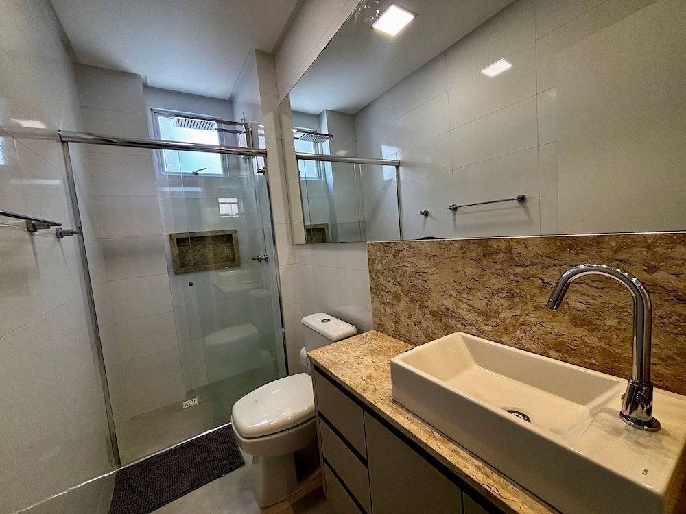 Apt w/ Gourmet Balcony 450m From Beach Reb0802