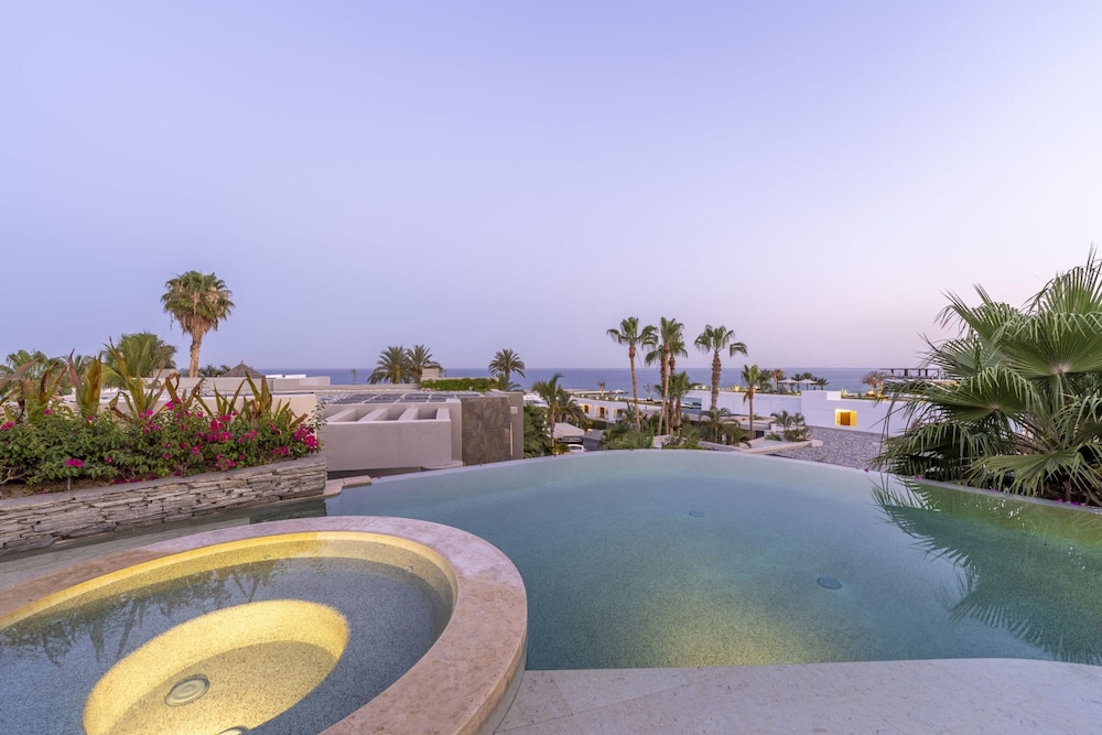 6 BR Huge Villa Steps To Beach Plus A Pool House