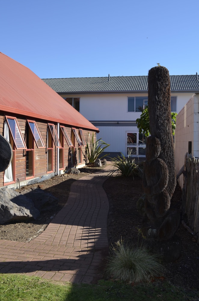 Four Canoes Hotel