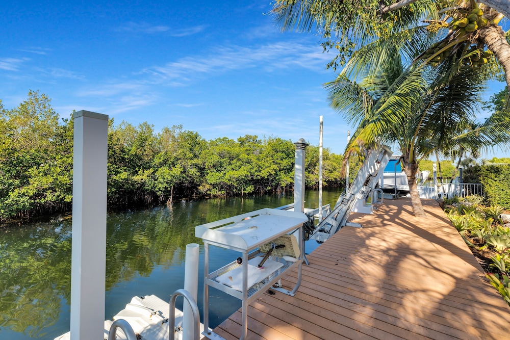 New Listing! Reel Joy Waterfront Luxe With Pool And Private Dock 4 Bedroom Home