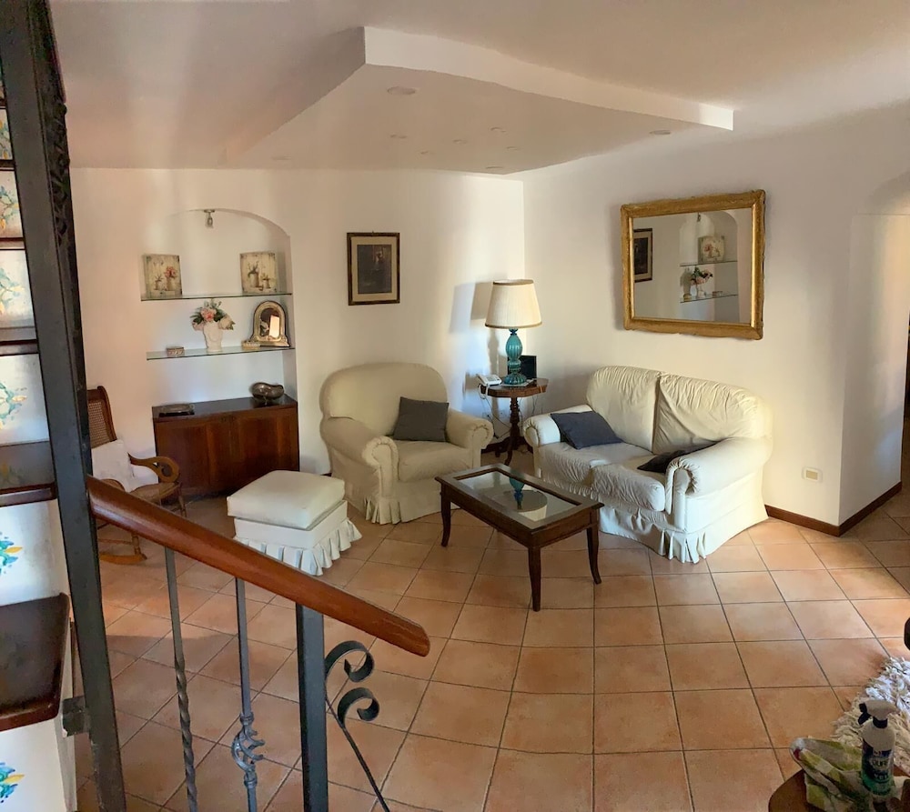 Annygiò House - De Vivo Realty