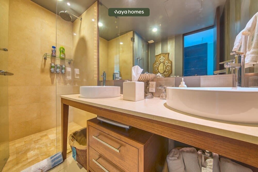 Oceanview 3BR Apt With Beach Access - Pools - Gym