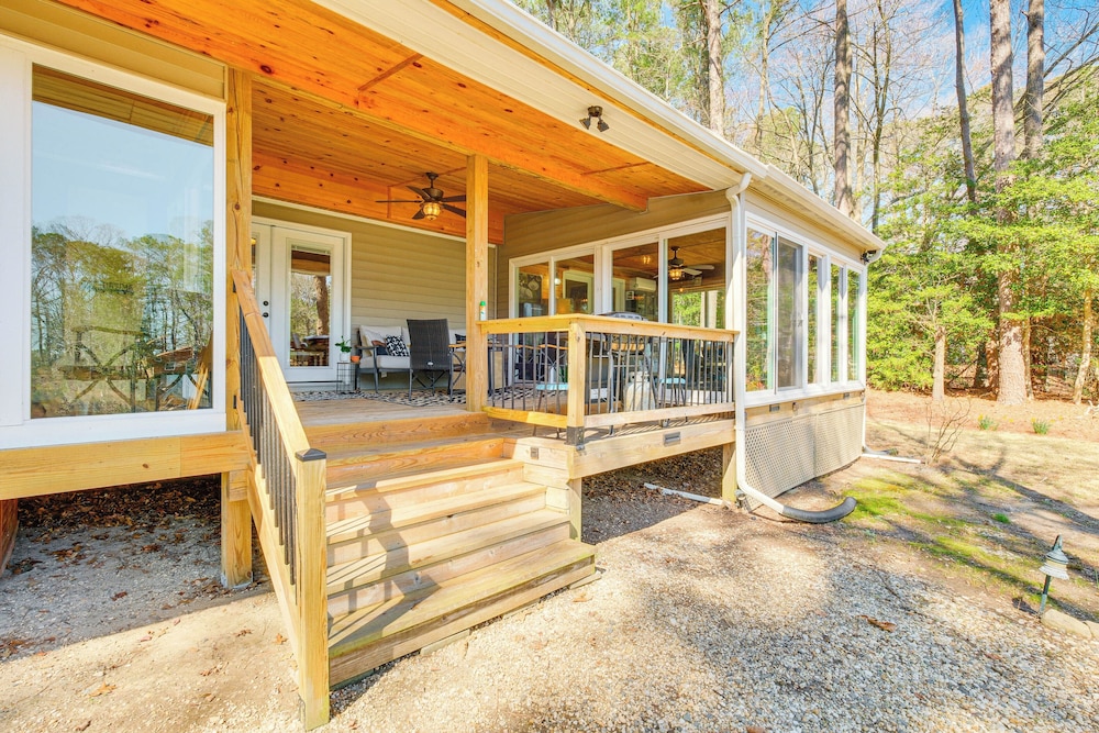Dock, Sunrooms & Fire Pits: Deltaville Home!