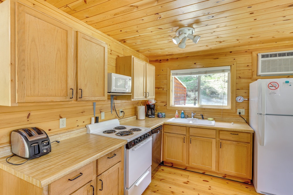 Pets Welcome: Cozy Cabin w/ Deck in Deadwood! view 5