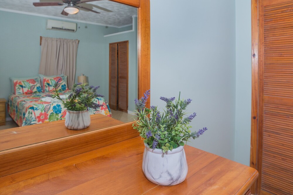 Roatan Ocean View - Ground Floor 2 Bedroom Apts