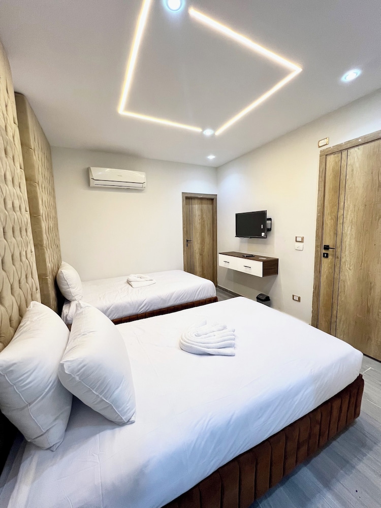 Amadeos pyramids inn