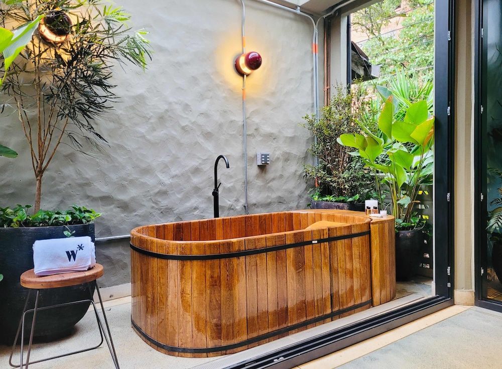 6BR Designer Retreat With Jacuzzi Near Provenza