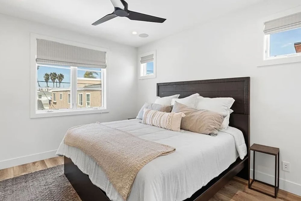 3BR Newport Luxury Rooftop Deck Hottub Parking