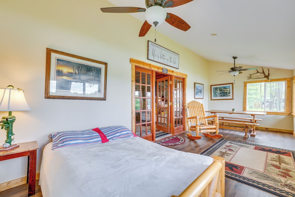 Hatfield Family Home on Lake Arbutus: Boat & Hike