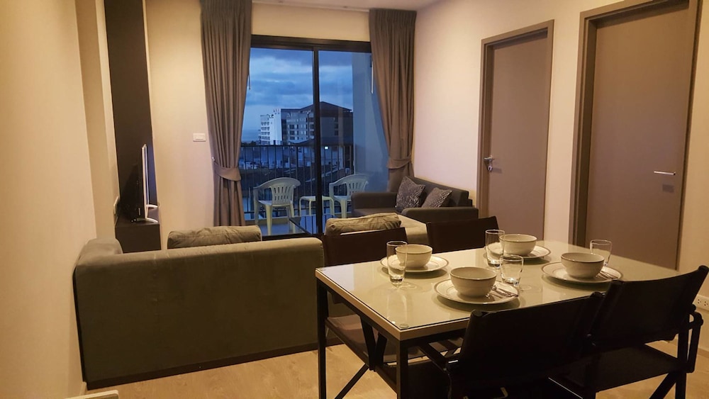 A Luxury 2 Bedrooms The Base Downtown