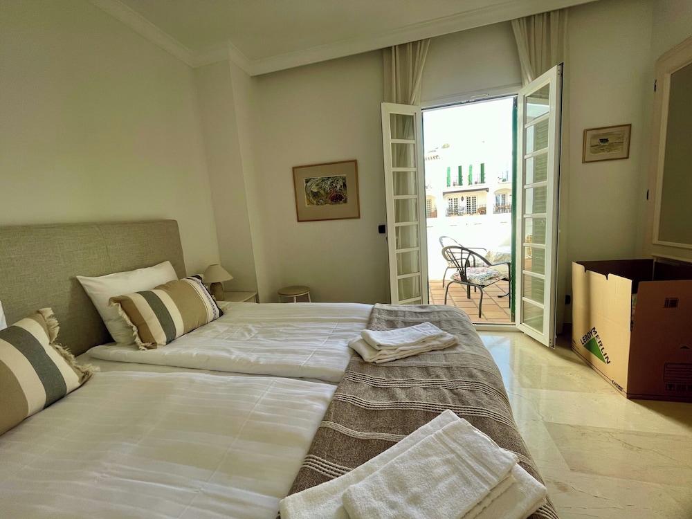 Marbella - House - Sleeps 4 - Pool - Parking