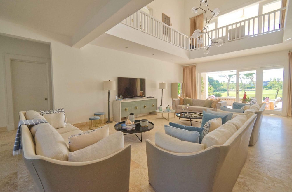 Modern Villa w Golf and Lake View in Beach Resort