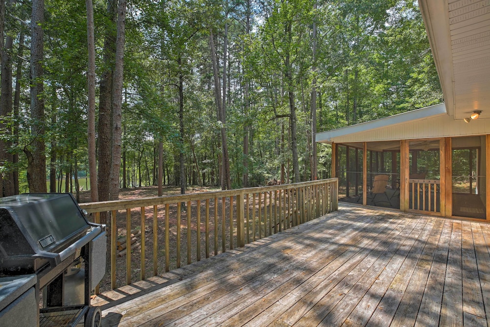Pet-friendly Toccoa Home w/ Deck  Lake Access! - Property Image 3