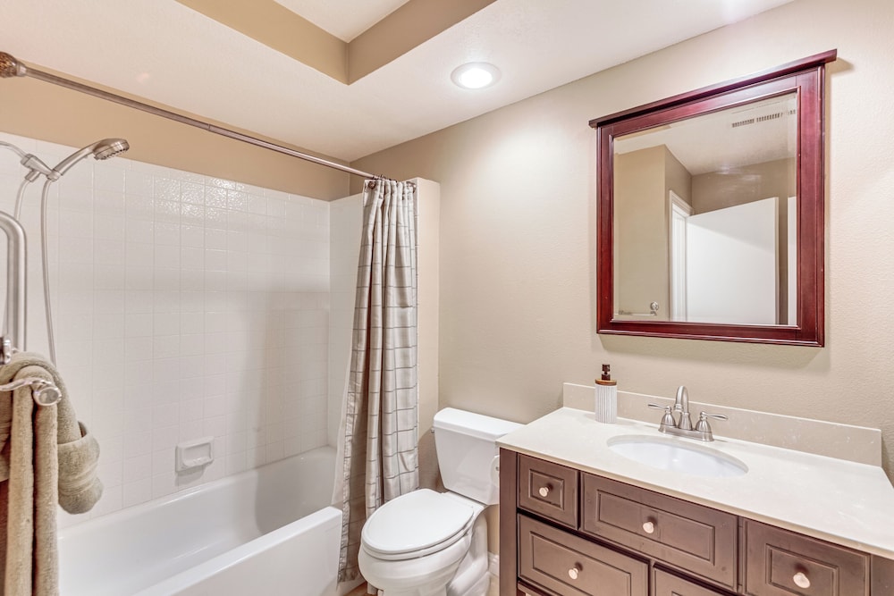 In Golf Course Community: Palm Desert Escape!