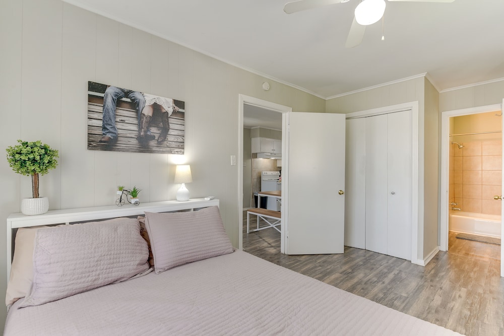~ 1 Mi to the Strand: Central Unit in Galveston!