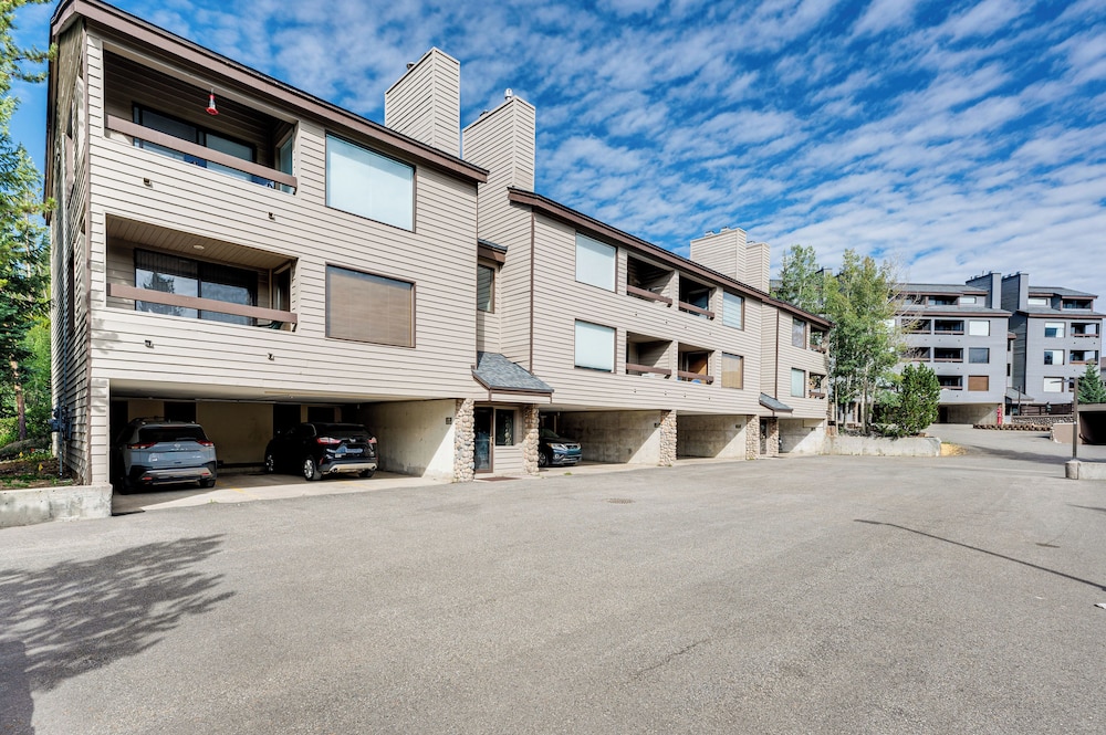 2 Mi to Winter Park Slopes: Mtn-view Condo!